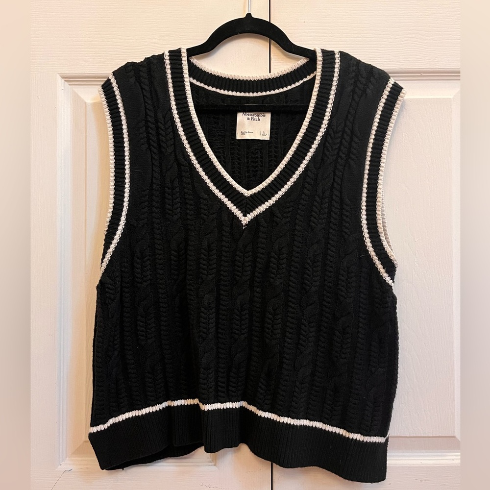 ABERCROMBIE Cropped V Neck Sweater Vest